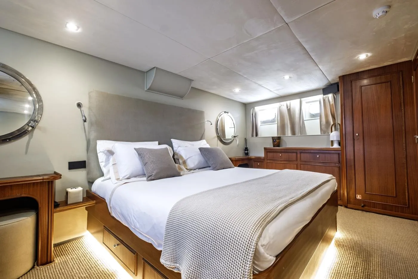 Chambre VIP du yacht Stalca avec ALcantara, mirois et inox