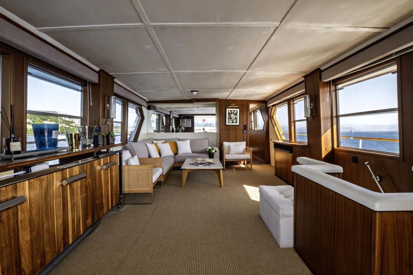 Espace intérieur du yacht Stalca avec matériaux et boiseries nobles