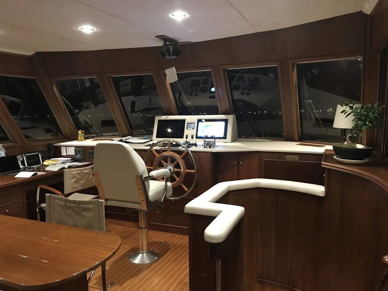 Timonerie du yacht Stalca